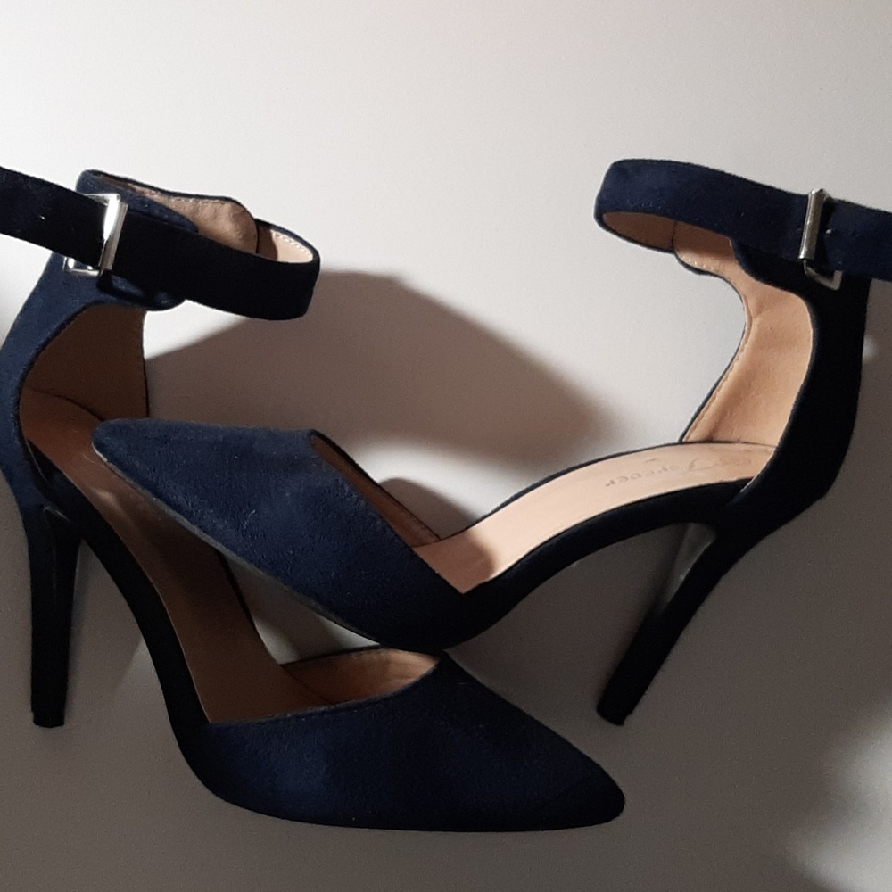 Navy heels